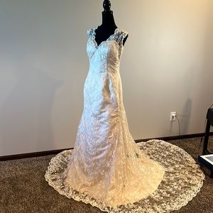Beautiful wedding dress, never worn!